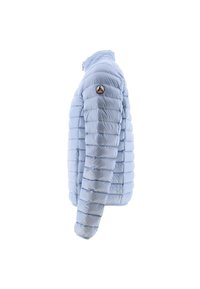 Chaqueta acolchada azul claro con costuras acolchadas horizontales y un parche con el logo en la parte superior de la manga, vista de lado.