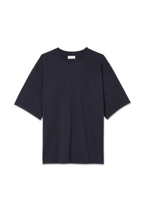 Temno modra oversize majica iz bombaža, s kratkimi rokavi in okroglo ovratnikom, z gladko teksturo in minimalnimi oblikovalskimi podrobnostmi.