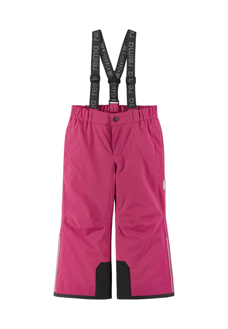 Rosa wasserdichte Hose mit verstellbaren schwarzen Hosenträgern, einem Druckknopfverschluss und schwarzen Akzenten an den Unterschenkeln. Glatte Textur, strapazierfähiges Material.