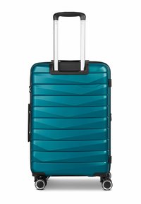 Teal hardcase koffer met een gestructureerd diagonaal patroon, uitschuifbare handgreep en vier wielen voor mobiliteit. Zijhandgreep en ritssluiting.