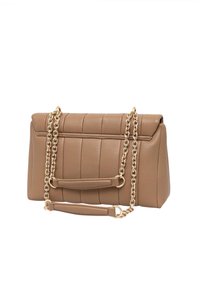 Borsa a tracolla in pelle marrone con design trapuntato, tracolla a catena dorata e manico superiore piatto. Presenta una forma strutturata e una texture liscia.