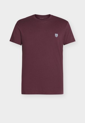 Bordeauxrode katoenen T-shirt met een ronde hals, korte mouwen en een klein wit schildlogo op de linkerborst.
