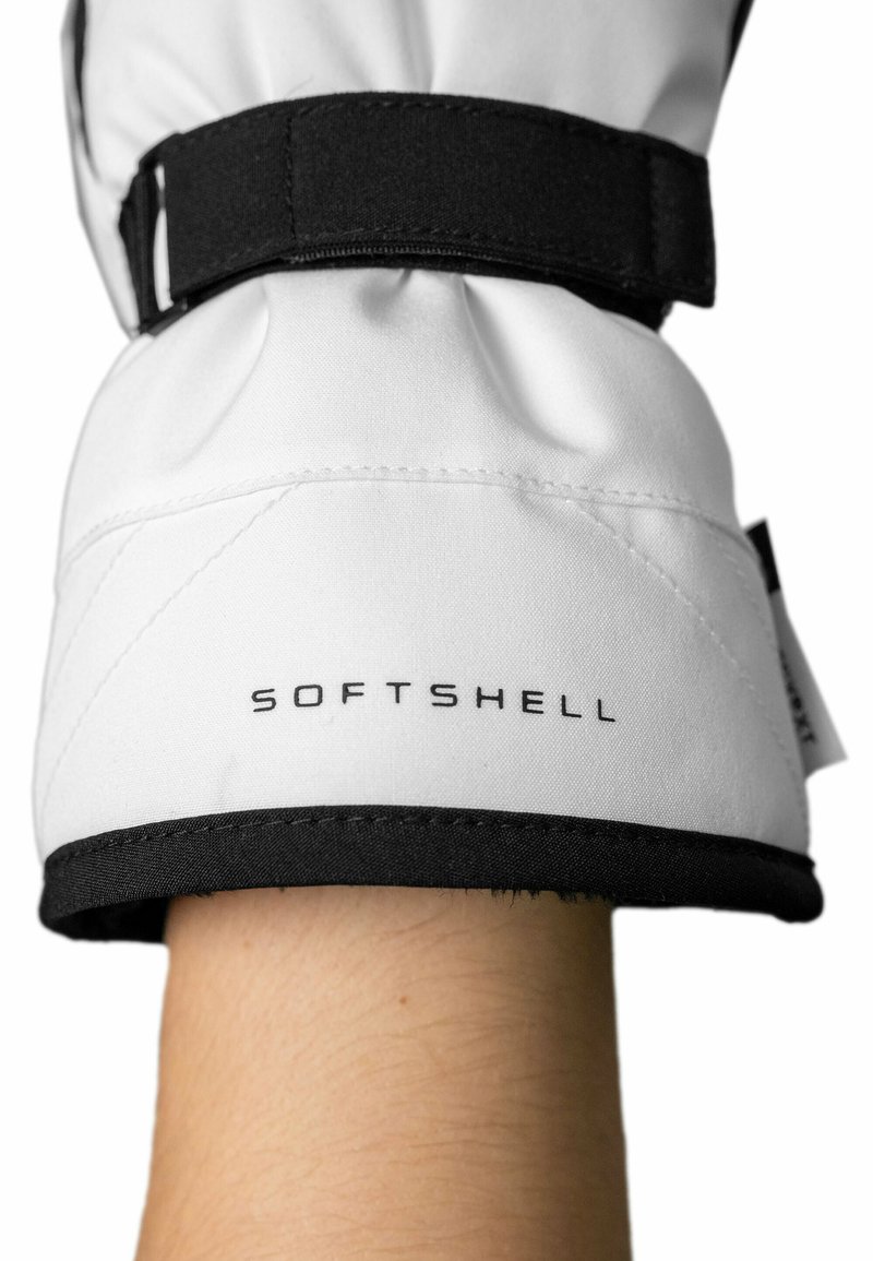 Weißer Softshellhandschuh mit schwarzer Borte und Befestigungsriemen, der eine strukturierte Oberfläche und das Wort "SOFTSHELL" auf dem Bündchen aufgedruckt hat.