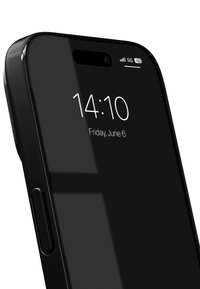 Smartphone negro con pantalla de cristal, mostrando la hora y la fecha en una pantalla oscura. Cuenta con un diseño elegante y un botón lateral. Indicador de señal 5G visible.