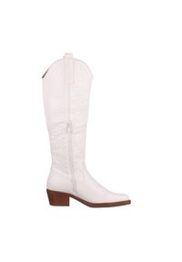Witte leren laars tot net over de knie met een lage bruine hak, decoratieve stiksels, een ritssluiting aan de zijkant en een lusje bovenaan.