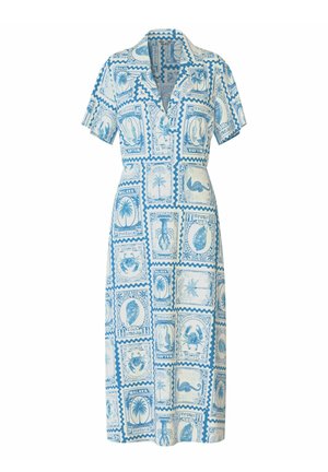 Robe mi-longue à manches courtes avec un imprimé de timbres bleus représentant des coquillages, des palmiers, des crabes et des hippocampes sur fond blanc.