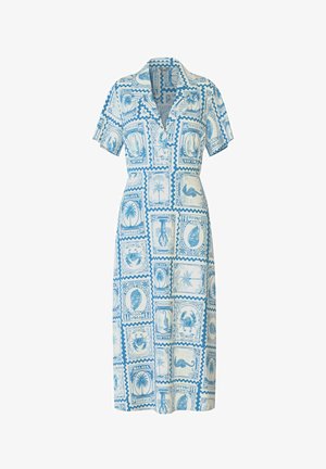 Robe mi-longue à manches courtes avec un imprimé de timbres bleus représentant des coquillages, des palmiers, des crabes et des hippocampes sur fond blanc.