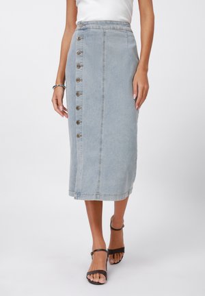 Lys blå denim midi-skjørt med knapp-lukking foran, rett passform, og en kant som avsluttes rett under kneet. Enkel design uten mønstre.