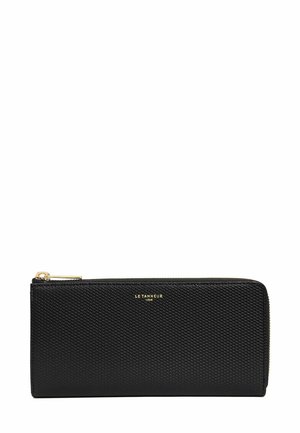 Cartera negra con cremallera fabricada en cuero texturizado, que cuenta con una cremallera de tono dorado suave y un logo en relieve en la parte frontal.
