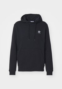 Sudadera negra de tela suave, con bolsillo tipo canguro, capucha ajustable con cordón y un pequeño logo blanco de Adidas en el pecho.