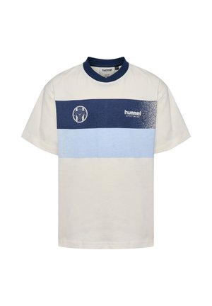 Biała koszulka z krótkim rękawem z granatowymi i jasnoniebieskimi poziomymi paskami, z okrągłym dekoltem i emblematem logo na piersi. Gładka faktura.