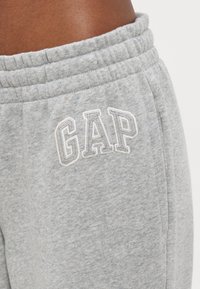 GAP Petite HERITAGE - Treniņtērpa apakšdaļas - light heather grey