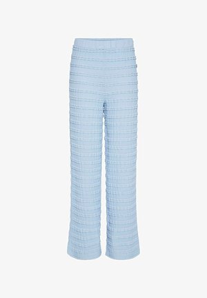 Jasnoniebieskie, teksturowane spodnie mają poziomy wzór w paski, elastyczny pas i luźny krój z prostymi nogawkami. Wykonane z miękkiego materiału.
