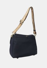 Borsa in tessuto blu navy con tracolla regolabile in beige strutturato, dettagli in hardware dorato e forma rettangolare. Presenta un design semplice e pulito.