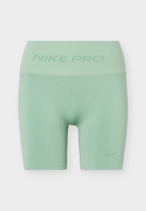 Svetlo zelene brezšivne športne hlače Nike Pro z širokim pasom in majhnim logotipom na levem stegnu.