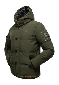 Giubbotto imbottito verde oliva con cappuccio, dotato di una tasca con zip sul braccio, foderato internamente di nero e con dettagli marchiati sull'orlo.