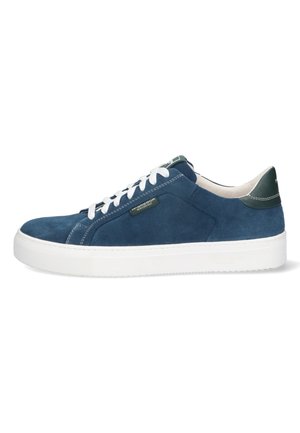 Blauwe suède sneaker met een witte rubberen zool, ronde neus, witte veters en groene accenten op de hiel. Heeft gestikte details en branding.