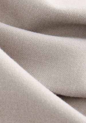 Jasnobeżowa tkanina o gładkiej fakturze, z drobnym, równomiernym splotem. Powierzchnia ma delikatny połysk i jest lekko układana.