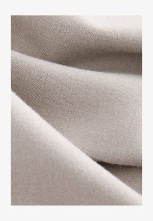 Jasnobeżowa tkanina o gładkiej fakturze, z drobnym, równomiernym splotem. Powierzchnia ma delikatny połysk i jest lekko układana.