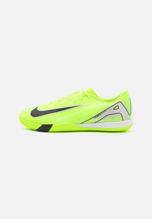 Scarpa sportiva di un brillante giallo neon con dettagli neri e bianchi, caratterizzata da un design elegante, parte superiore texture e sezioni in mesh ventilato.