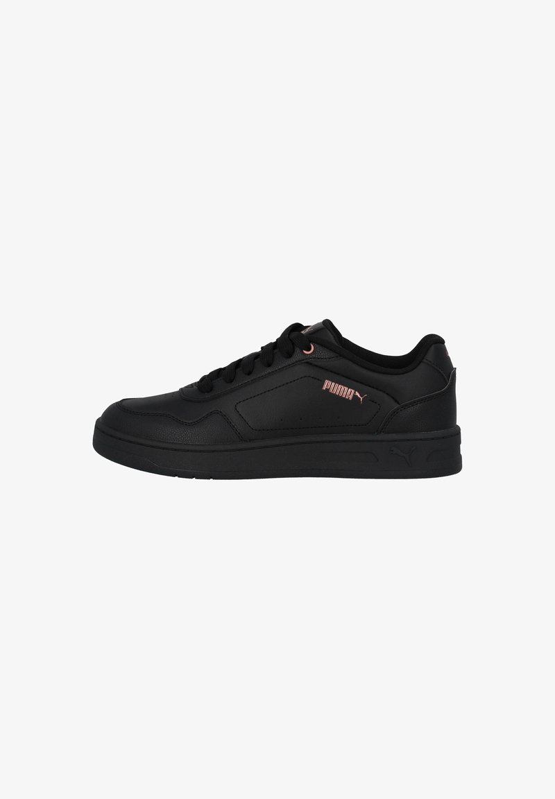 Baskets basses Puma noires avec fermeture à lacets, détails de couture subtils, et logo Puma rose sur le côté et la semelle.