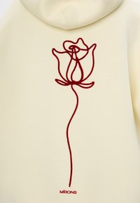 Cremefarbener Hoodie mit einem roten, gestickten Rosendesign auf dem Rücken, mit einer glatten Textur und einer verstellbaren Kapuze. Mit einem Markenlabel akzentuiert.