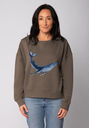 Bruine sweatshirt met een afbeelding van een blauwe walvis. Het ontwerp heeft een comfortabele pasvorm met ribgebreide manchetten en zoom, en is gemaakt van zacht katoen.