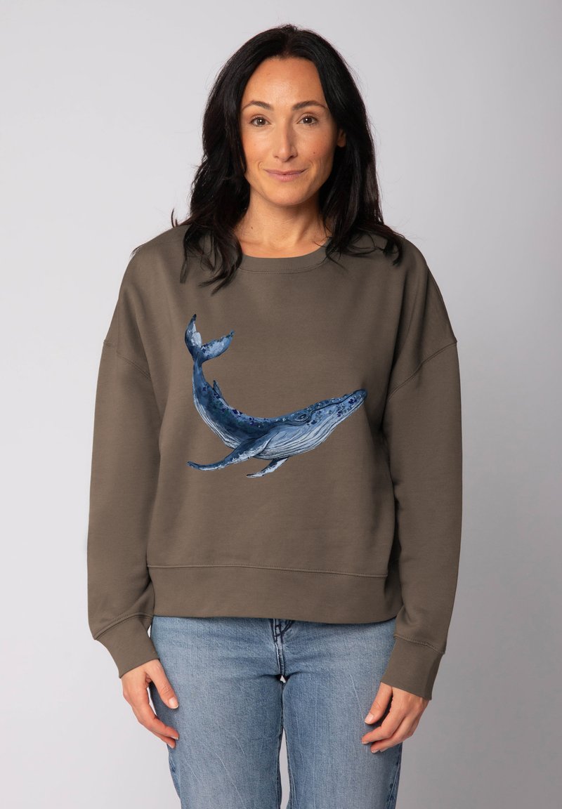 Bruine sweatshirt met een afbeelding van een blauwe walvis. Het ontwerp heeft een comfortabele pasvorm met ribgebreide manchetten en zoom, en is gemaakt van zacht katoen.