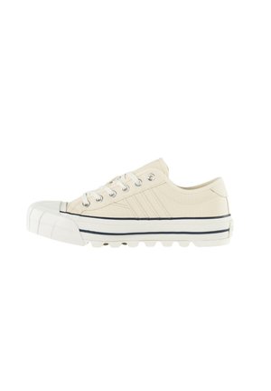Sneaker in tela beige con punta in gomma, suola bianca e strisce blu. Presenta occhielli in metallo e un design con lacci.