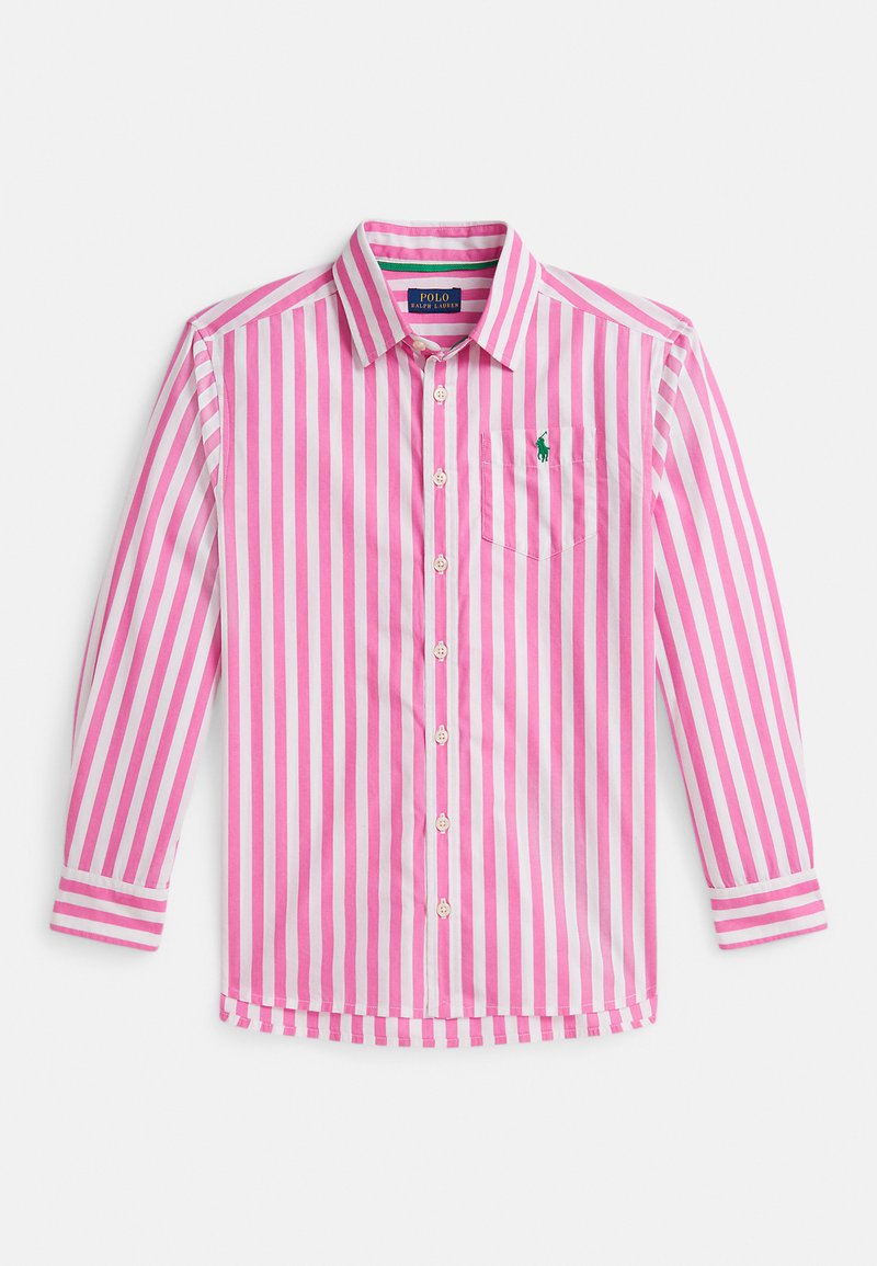 Cămașă cu mâneci lungi, cu dungi roz și albe, cu guler cu nasturi, având un mic logo verde pe buzunarul de la piept și manșete contrastante.