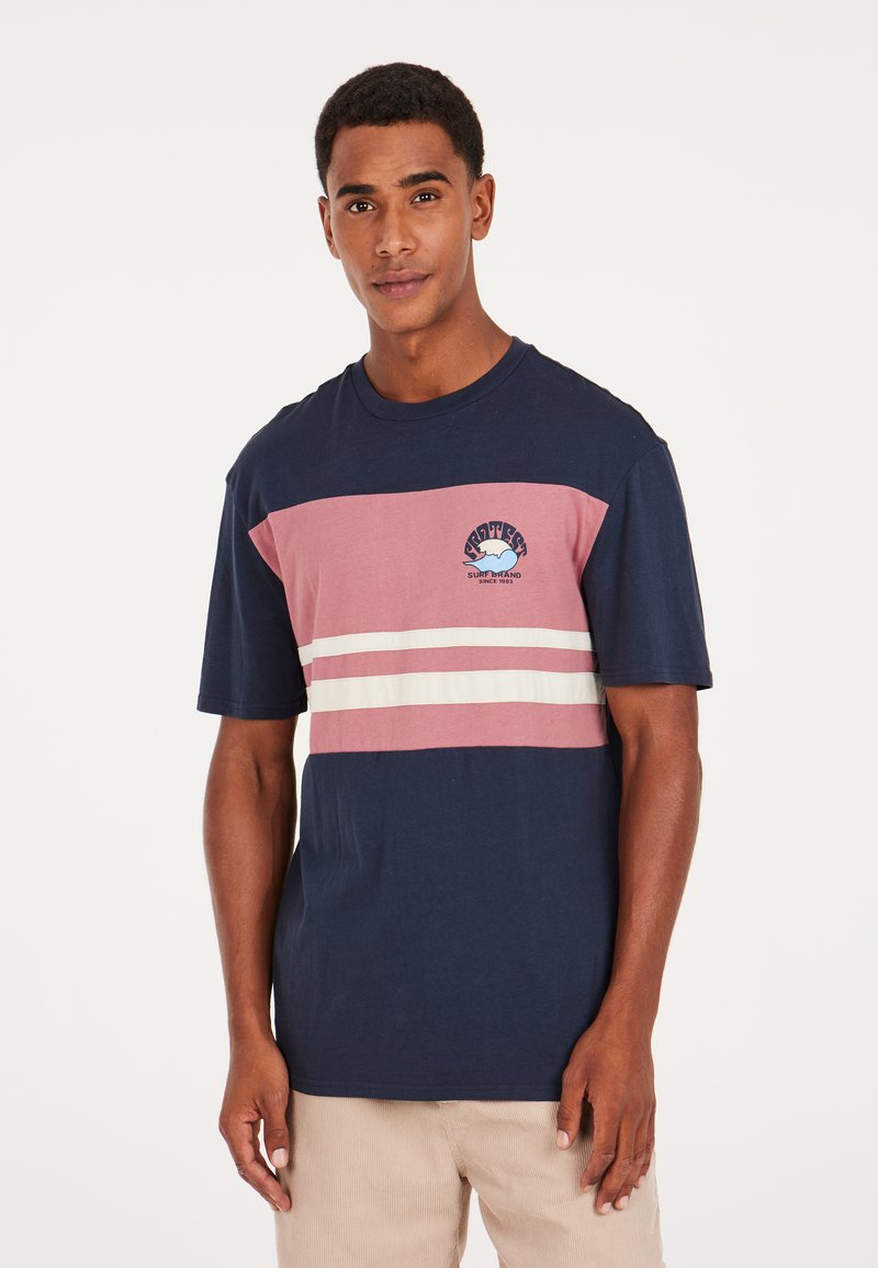 Trumpas rankovėmis T-shirt su tamsiai mėlynomis, šviesiai rožinėmis ir baltais horizontaliais dryžiais, pagamintas iš minkštos medvilnės, su mažai logotipo ant krūtinės.