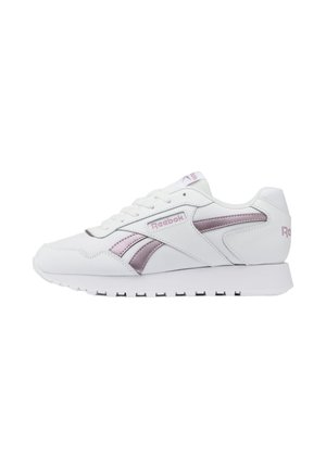 Baskets blanches Reebok avec rayures de logo violet clair et marquage, design à lacets, et semelle épaisse texturée vues de côté.