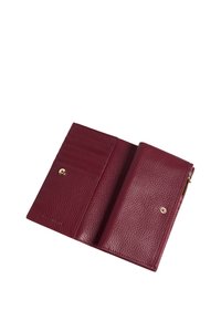Portafoglio in pelle bordeaux con finitura testurizzata, dotato di slot per carte, una sezione con zip e una chiusura a scatto dorata. Design sottile e rettangolare.