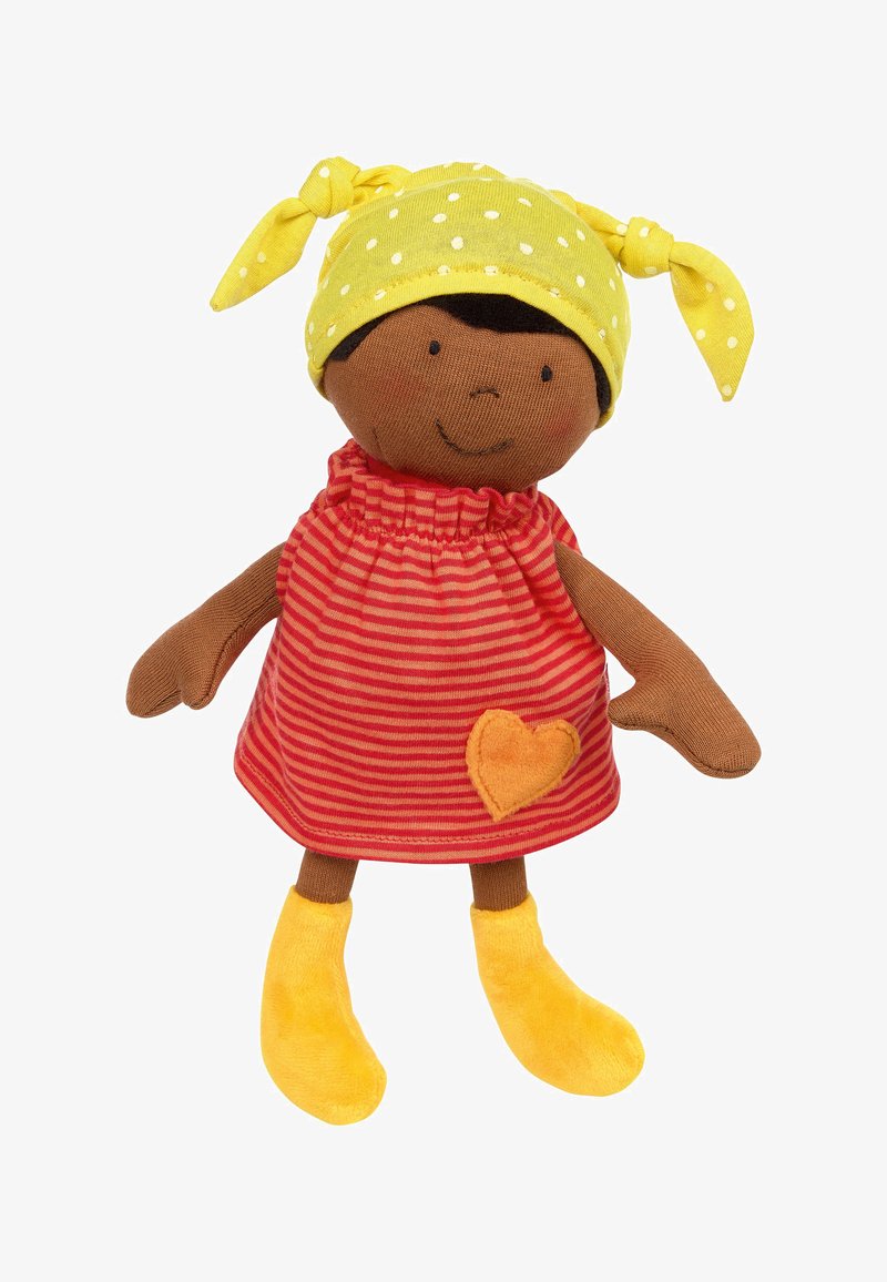 Poupée avec un visage en tissu marron, un foulard à pois jaunes, une robe rayée rouge avec une application en forme de cœur orange, et des chaussures douces jaunes.