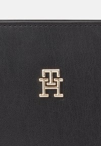 Tommy Hilfiger SATCHEL SET - Håndtasker - black