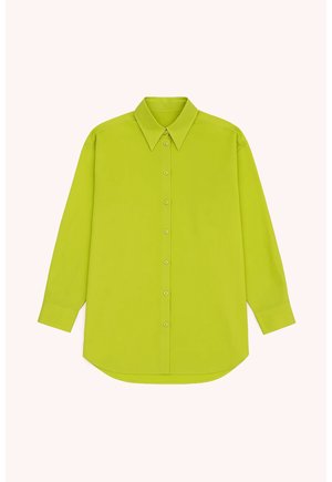 Camisa de manga larga de color verde lima brillante con botones, cuello puntiagudo y puños abotonados sobre un fondo claro.