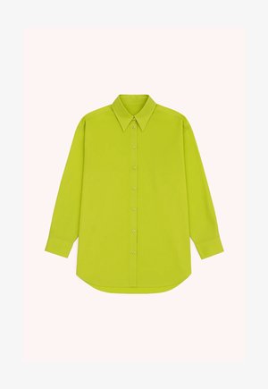 Jasnozielona koszula na długi rękaw z kołnierzykiem na spinki i zapinanymi na guziki mankietami na jasnym tle.