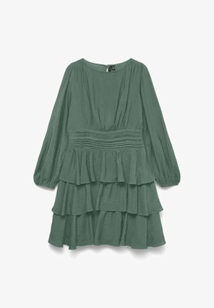 Zielona sukienka z długim rękawem, okrągłym dekoltem, marszczoną talią, wielowarstwową falbaną spódnicą i elastycznymi mankietami, wykonana z teksturowanej tkaniny.