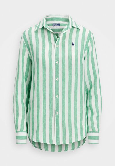 Camisa de manga longa verde e branca, com riscas, feita de linho, apresentando colarinho abotoado e um pequeno logótipo no lado esquerdo do peito.