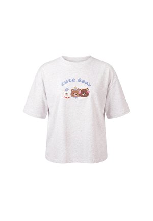 Lysgrå T-shirt med teksten ""Cute Bear"" og tre tegneserie-bjørneansigter trykt på brystet, hver med forskellige ansigtsudtryk.