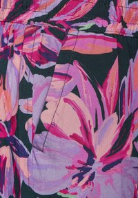 Bloemstof in tinten van roze, paars en zwart; bevat grote bloesems met een zachte textuur en gedetailleerde print; inclusief een zijzak.