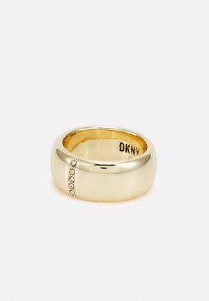 Bague en or ornée de six petits diamants incrustés en ligne verticale, gravée "DKNY" à l'intérieur.