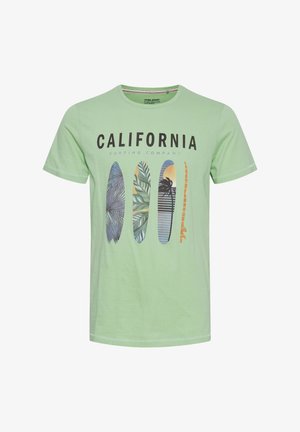 Heleroheline T-särk, millel on tekst "CALIFORNIA SURFING COMPANY" ning neli vertikaalselt joondatud lainelauda erinevate mustrite ja värvidega.