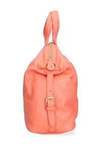 Borsa a tracolla in pelle corallo con zip dorata, cinturino con fibbia e manici superiori doppi, mostrata di lato su uno sfondo bianco.