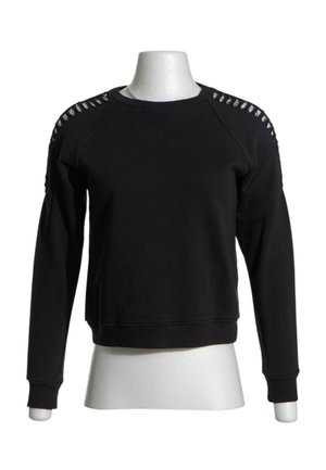 Sweat-shirt court noir à manches longues avec col rond et détails décoratifs découpés le long des épaules, présenté sur un torse de mannequin blanc.