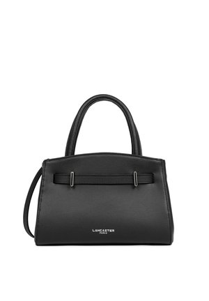 Sac à main en cuir noir Lancaster Paris avec deux poignées et une fine bandoulière sur fond blanc.