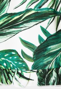 Vihreä, lehtikuvioinen kangas valkoisella taustalla. Sisältää eri vihreän sävyjä, yksityiskohtaisia tekstuureja ja alareunassa liehuvan reunuksen.