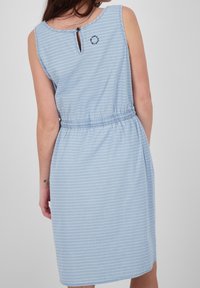 Vestido de rayas azul claro con elástico en la cintura, escote redondo y detalle de abertura en la espalda. Tejido suave, corte a la rodilla, diseño sencillo.