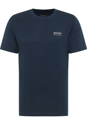 Camiseta de algodón azul marino con cuello redondo, mangas cortas y un pequeño logo blanco en el lado izquierdo del pecho. Corte regular, textura suave.