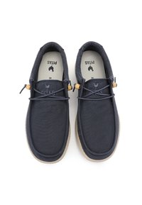 Scarpe in tela navy con punta arrotondata, suola in gomma crema e lacci decorativi in legno con toggles. Logo "PITAS" stampato all'interno. Taglia 42.